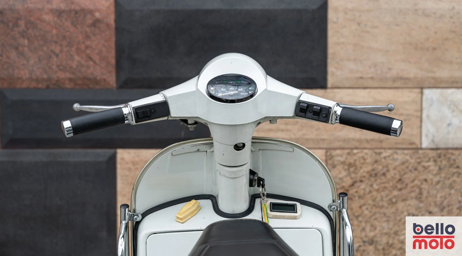 Bello Moto - BM453 - 1986 Vespa PX200 Arcobaleno_1600px - LOGO-59.jpg