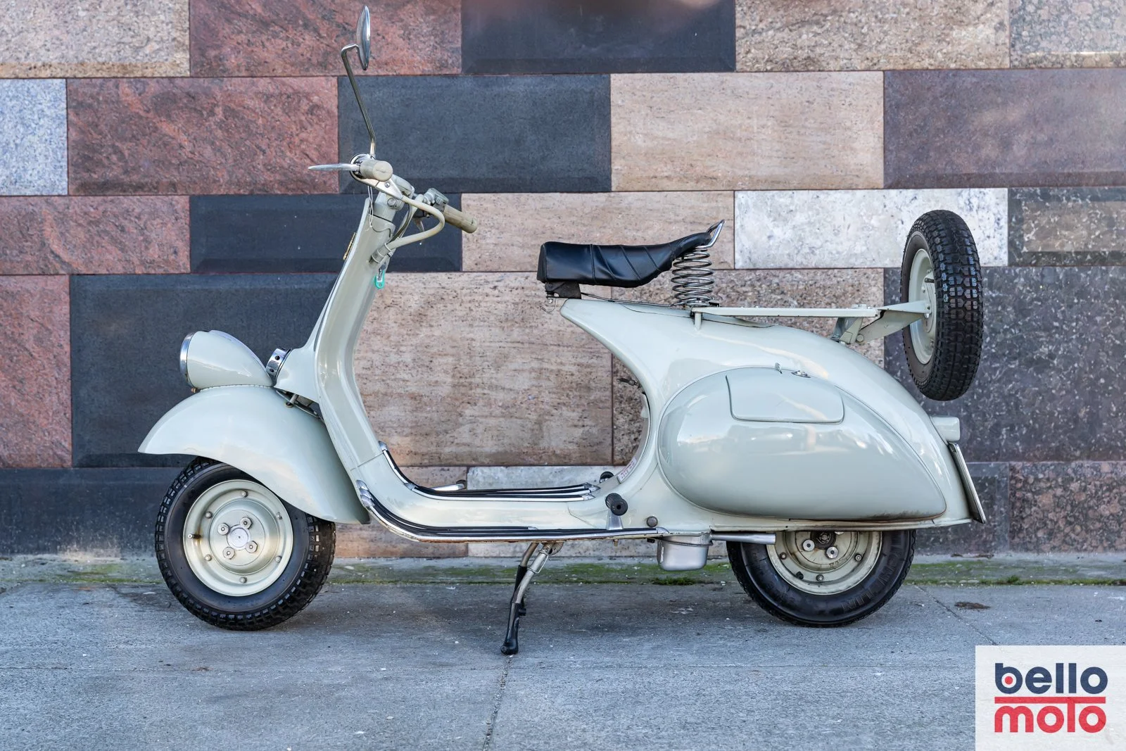 BM460 1954 Vespa Faro Basso NCA1_1600px-45.jpg