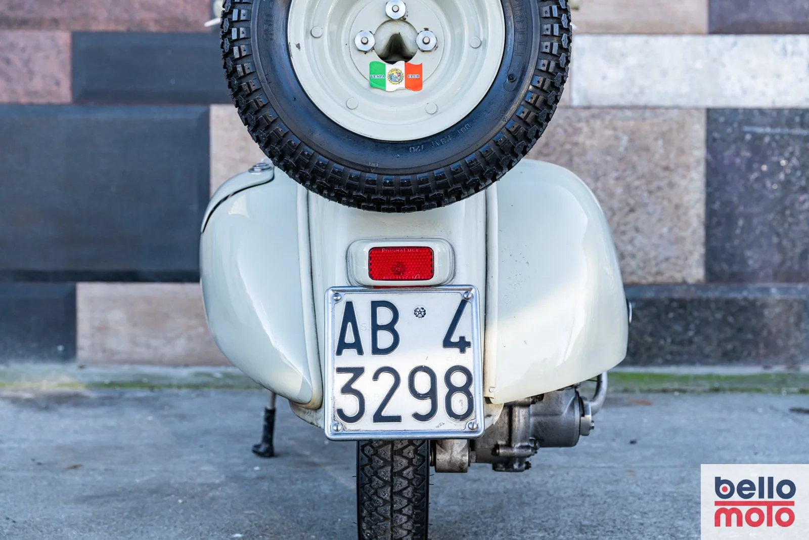 BM460 1954 Vespa Faro Basso NCA1_1600px-104.jpg