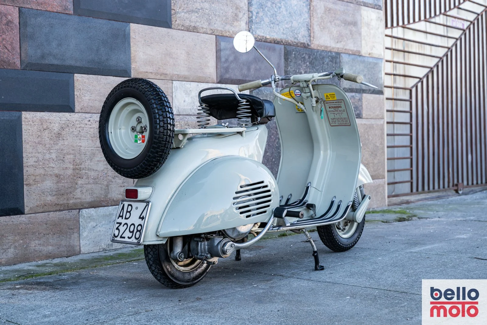 BM460 1954 Vespa Faro Basso NCA1_1600px-111.jpg