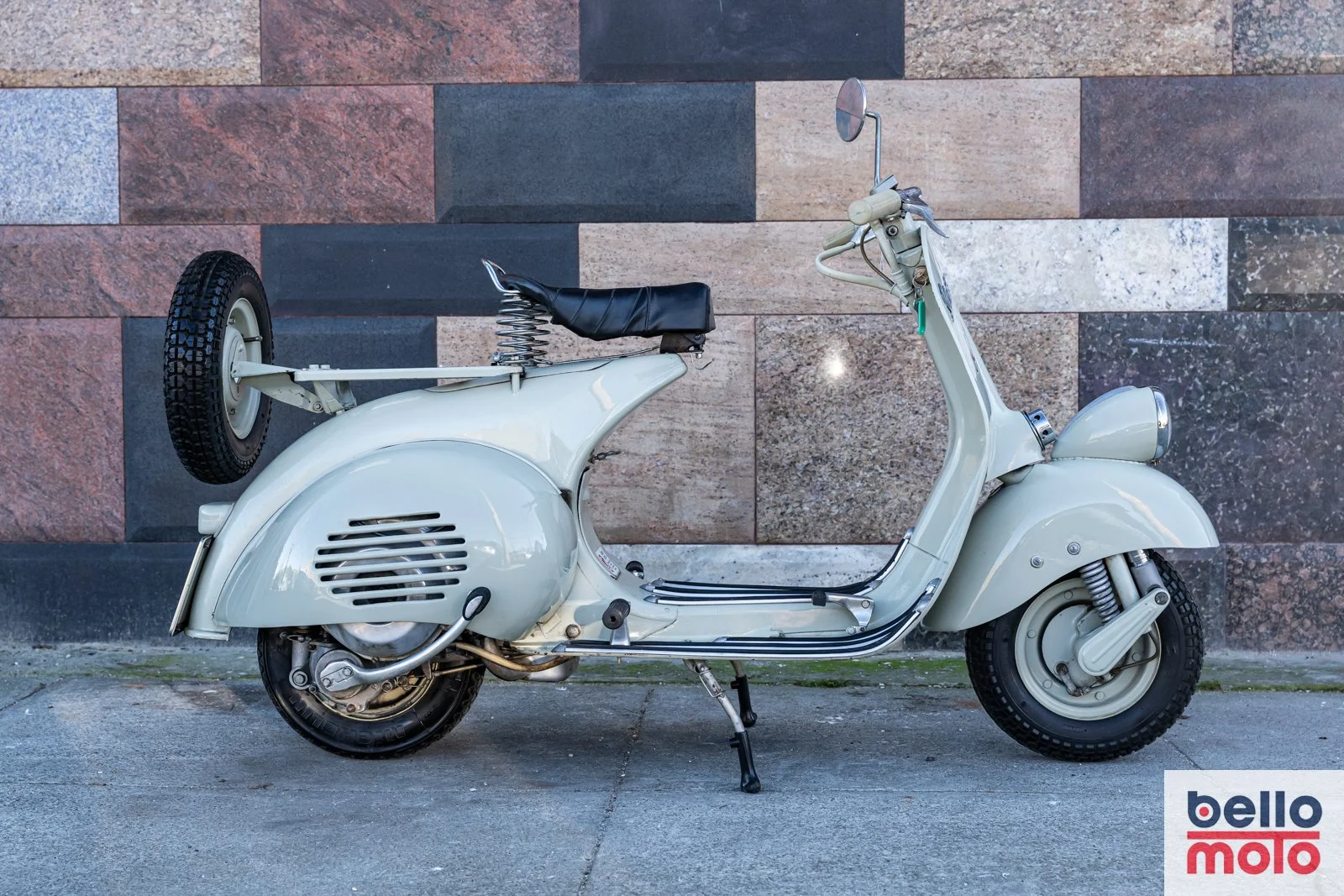 BM460 1954 Vespa Faro Basso NCA1_1600px-112.jpg