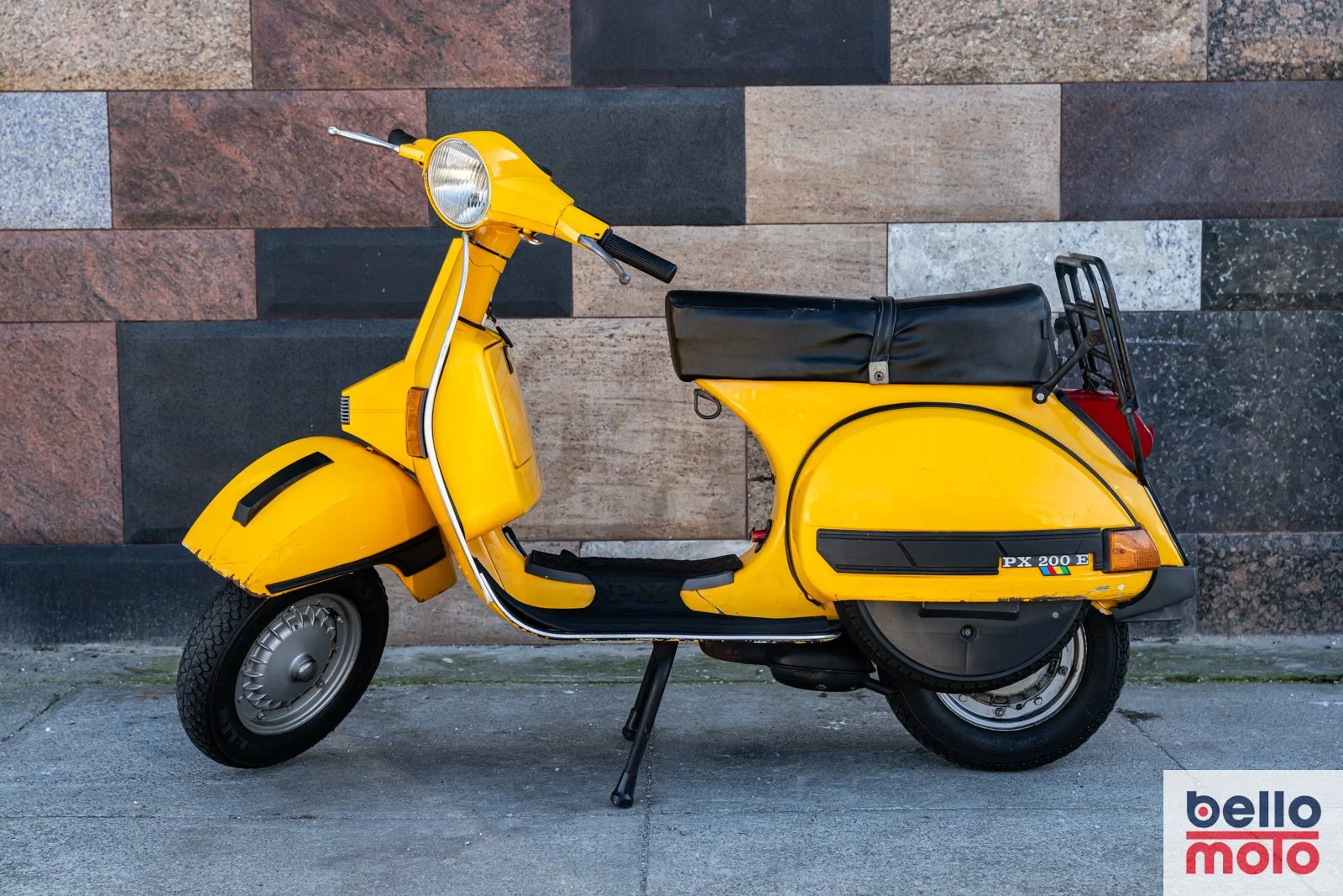 BM468-ITA151 1987 VESPA 200 PX Gialla_1600px-2.jpg