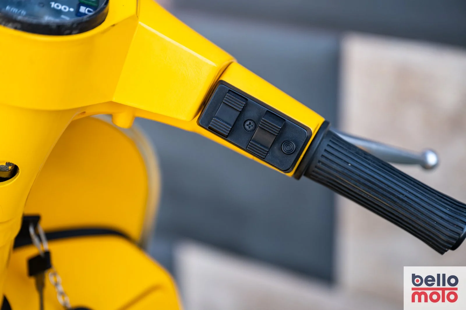 BM468-ITA151 1987 VESPA 200 PX Gialla_1600px-4.jpg