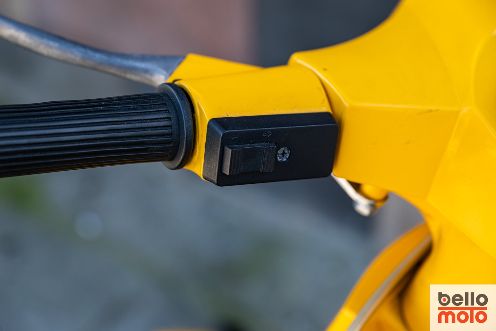 BM468-ITA151 1987 VESPA 200 PX Gialla_1600px-7.jpg