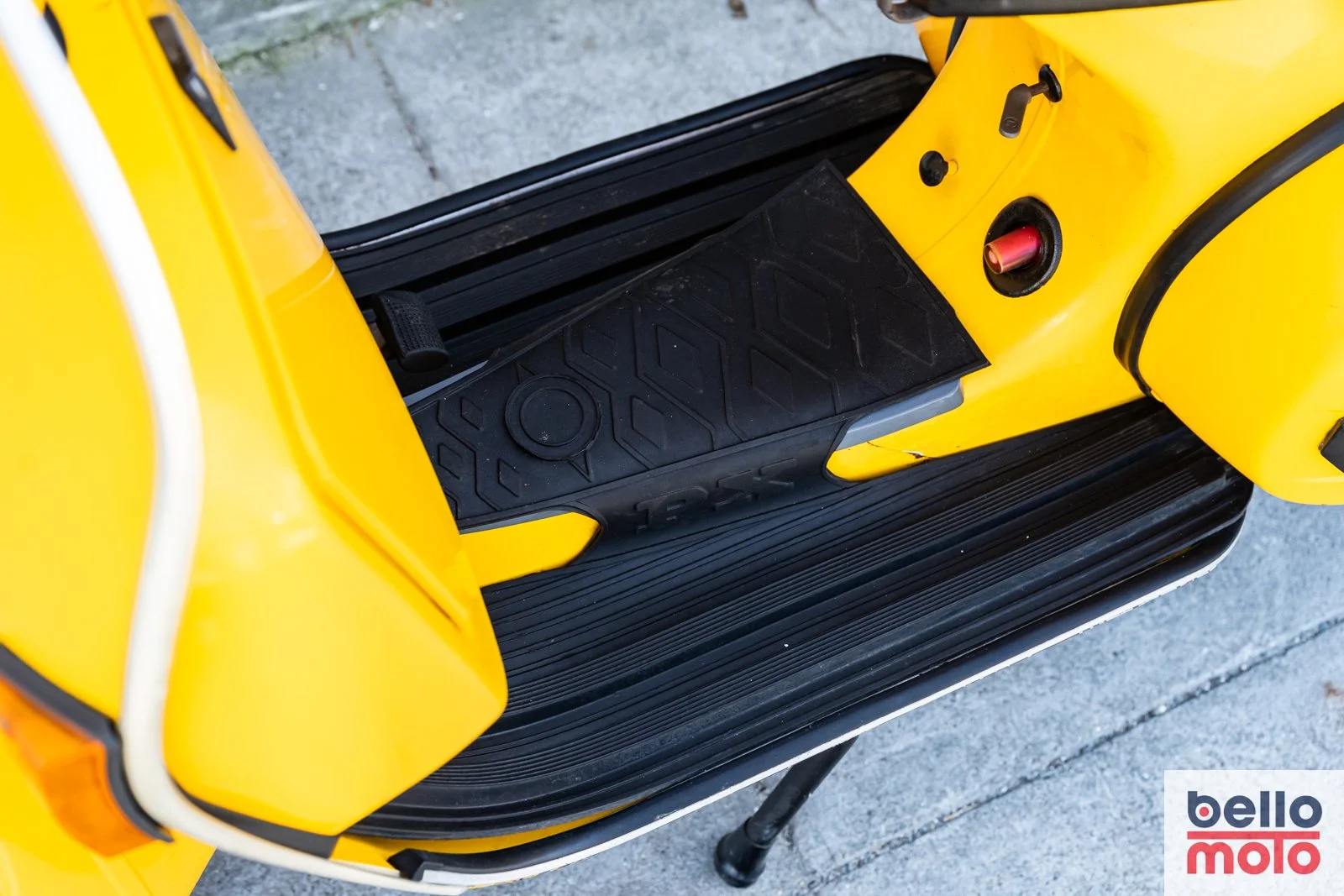 BM468-ITA151 1987 VESPA 200 PX Gialla_1600px-13.jpg