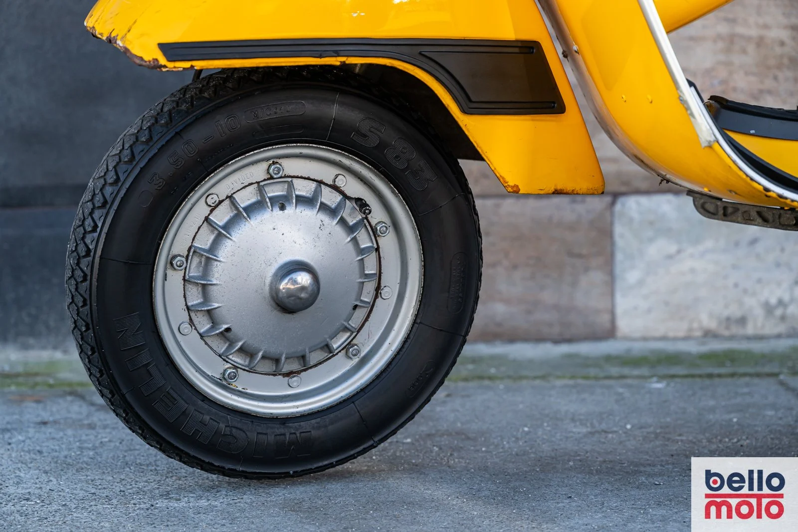 BM468-ITA151 1987 VESPA 200 PX Gialla_1600px-21.jpg