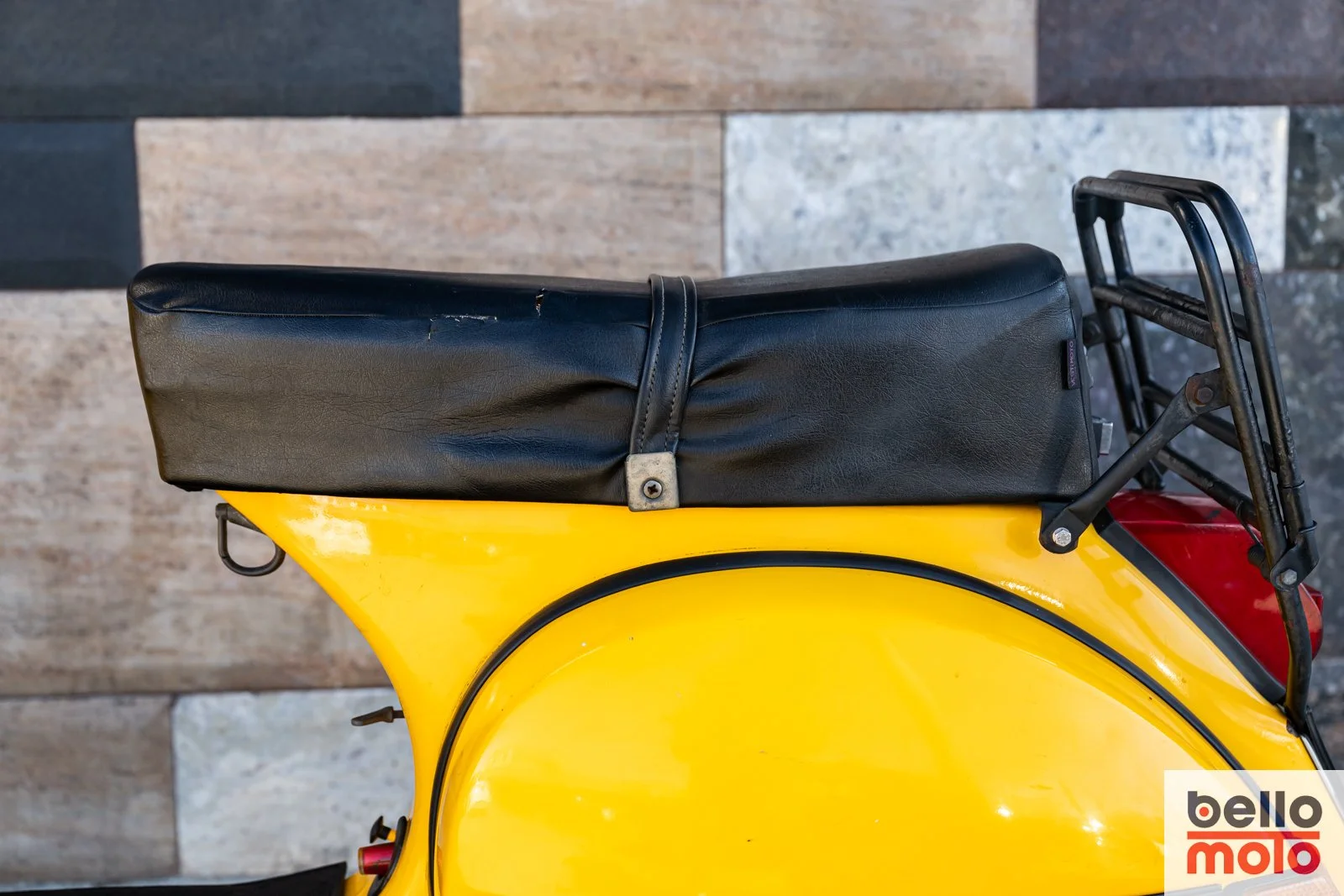 BM468-ITA151 1987 VESPA 200 PX Gialla_1600px-25.jpg