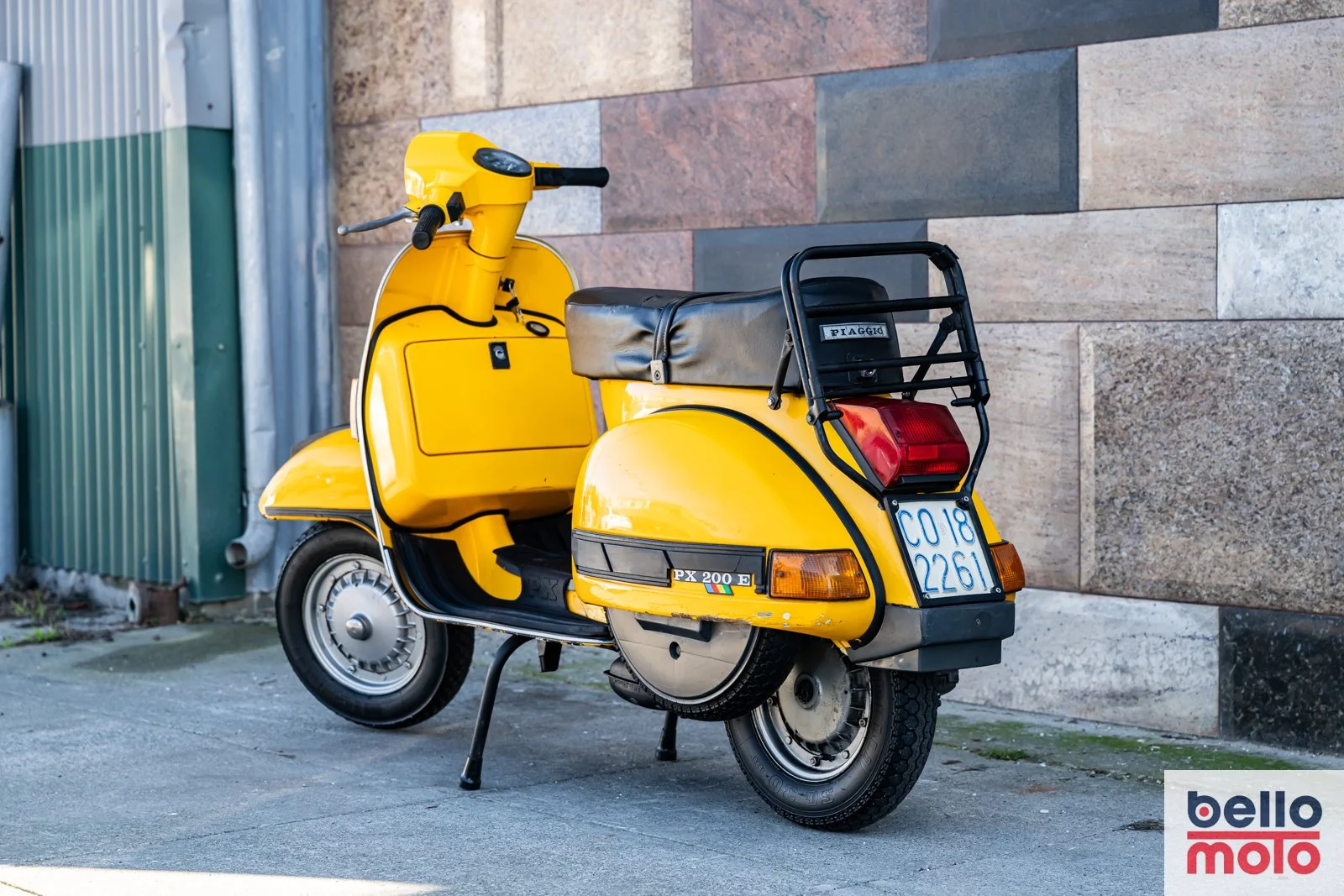 BM468-ITA151 1987 VESPA 200 PX Gialla_1600px-32.jpg