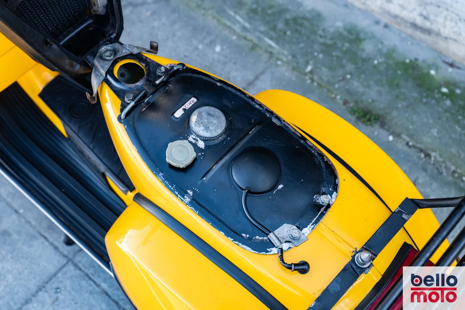 BM468-ITA151 1987 VESPA 200 PX Gialla_1600px-42.jpg