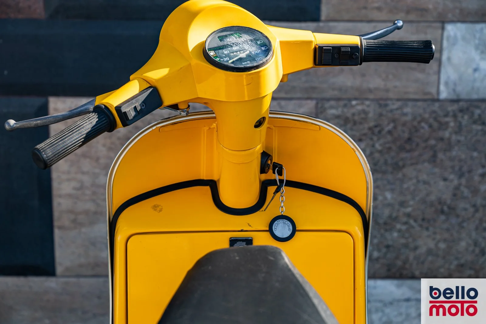 BM468-ITA151 1987 VESPA 200 PX Gialla_1600px-47.jpg