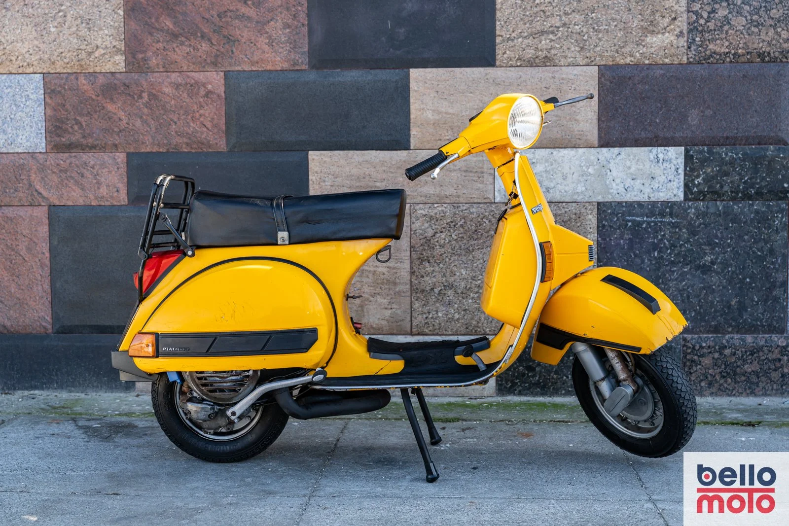 BM468-ITA151 1987 VESPA 200 PX Gialla_1600px-67.jpg