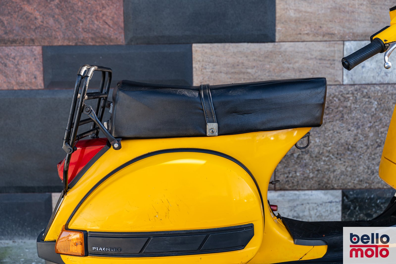 BM468-ITA151 1987 VESPA 200 PX Gialla_1600px-68.jpg