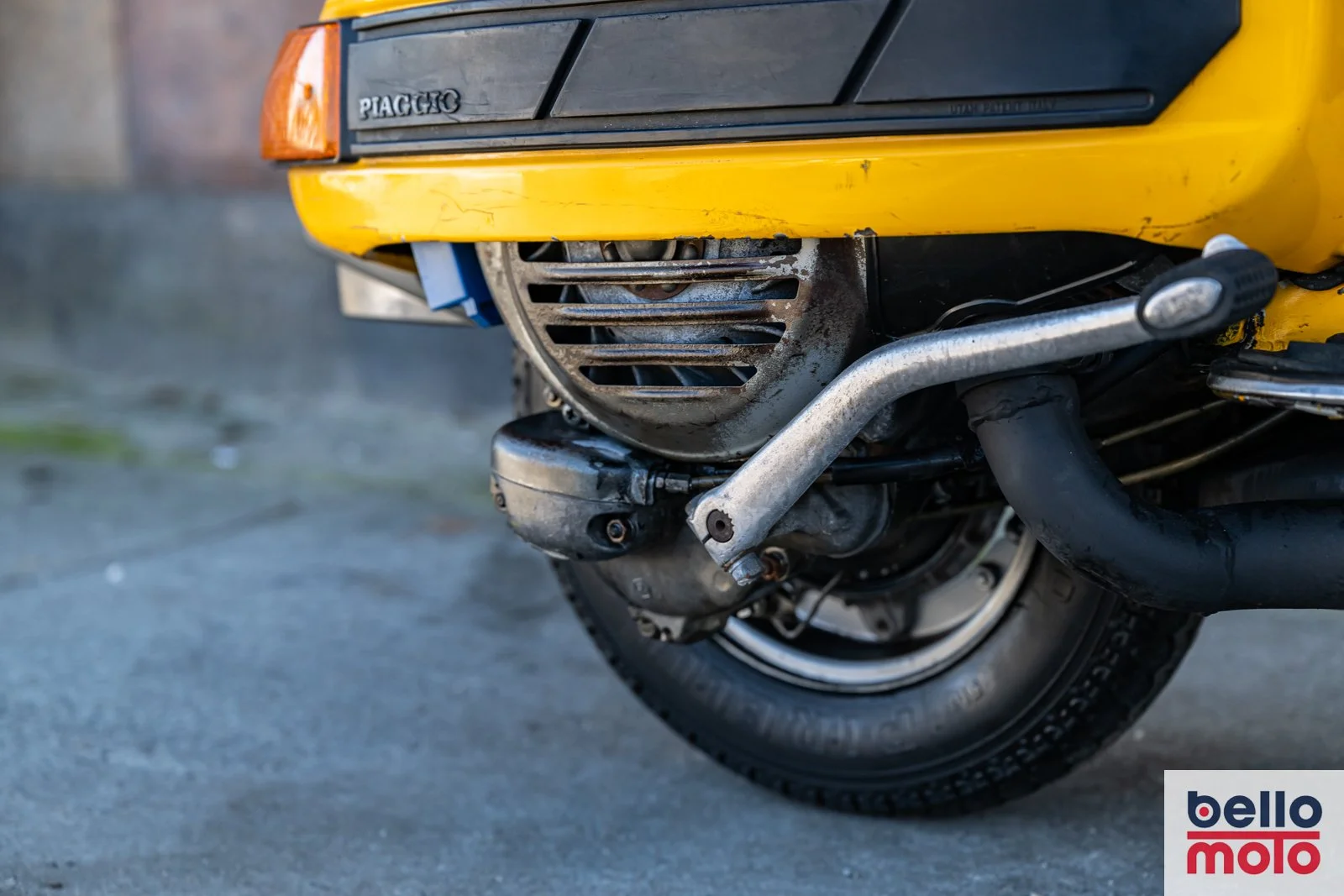 BM468-ITA151 1987 VESPA 200 PX Gialla_1600px-79.jpg