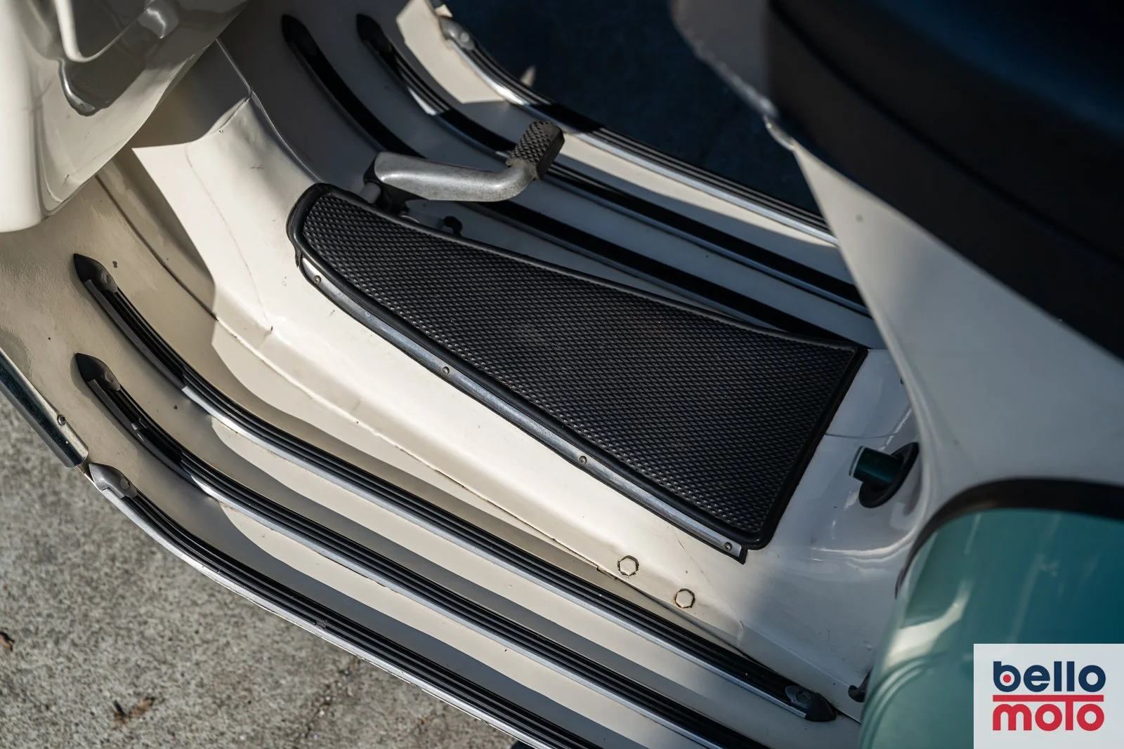 C12 1979 Vespa Rally 200 Cream-Green Consignment_1600px-13.jpg