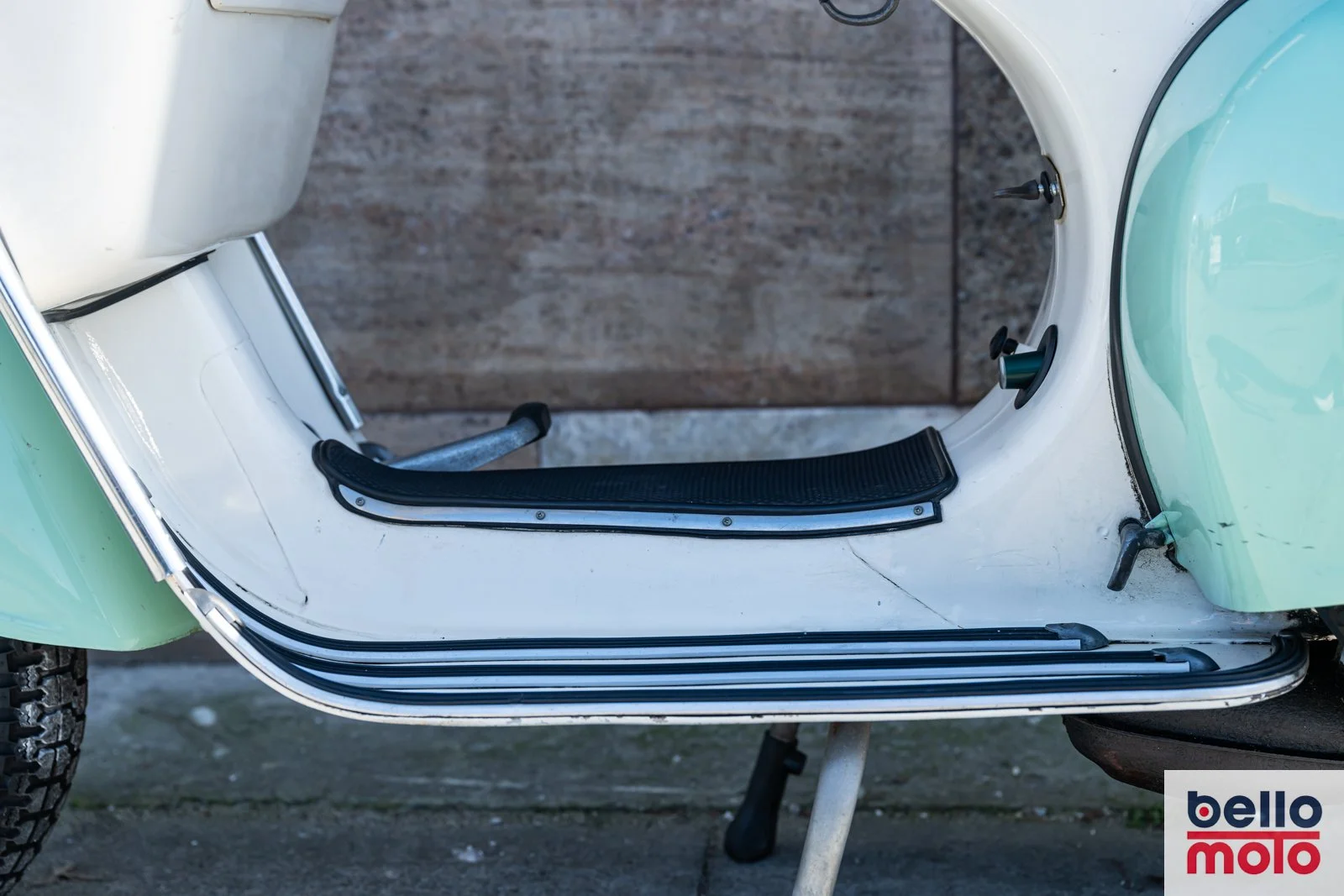 C12 1979 Vespa Rally 200 Cream-Green Consignment_1600px-61.jpg