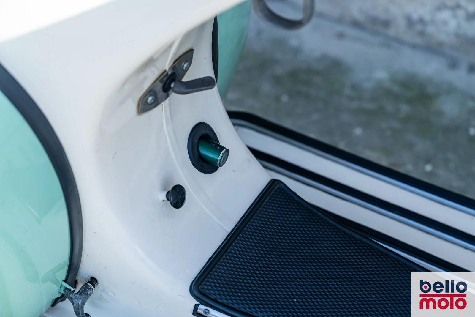 C12 1979 Vespa Rally 200 Cream-Green Consignment_1600px-100.jpg