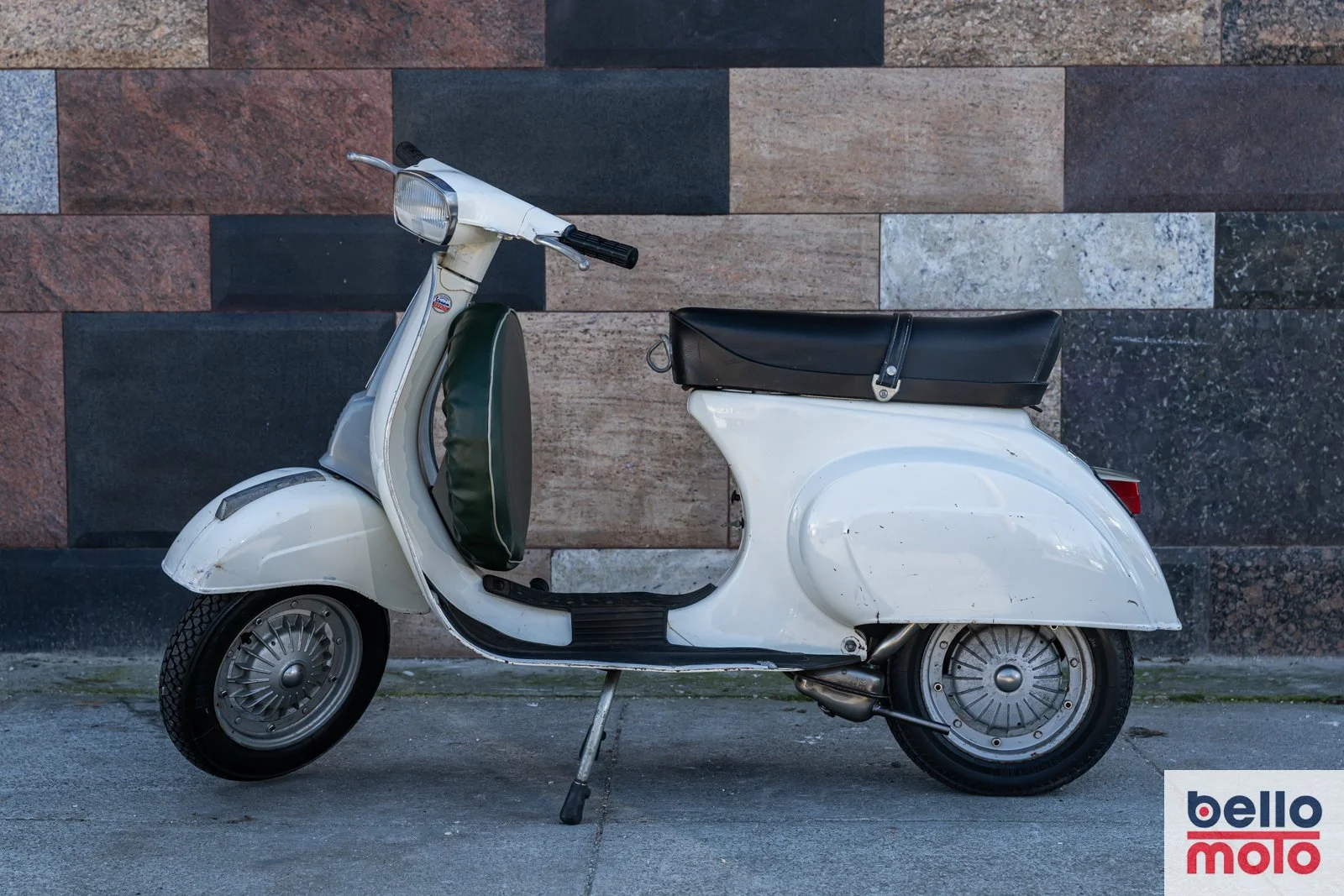 BM473 Vespa 50 Special Bianca_1600px-3.jpg