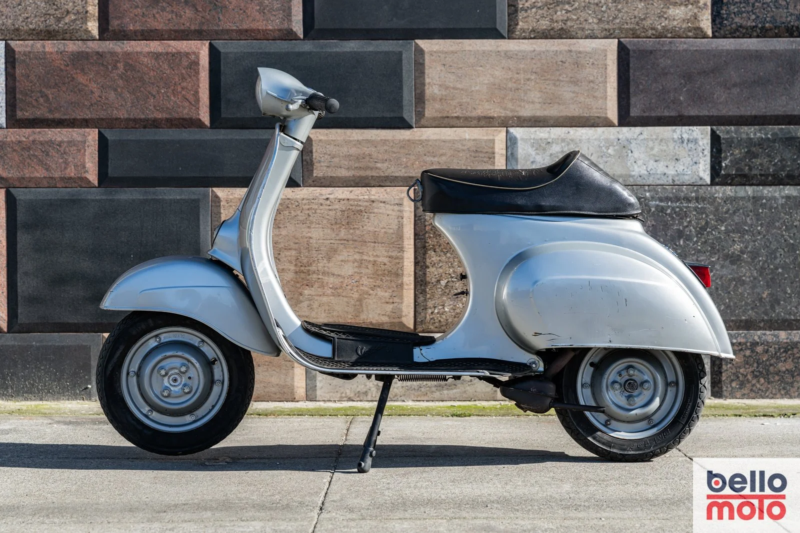 BM472 Vespa 50 Special Grigia_1600px-37.jpg