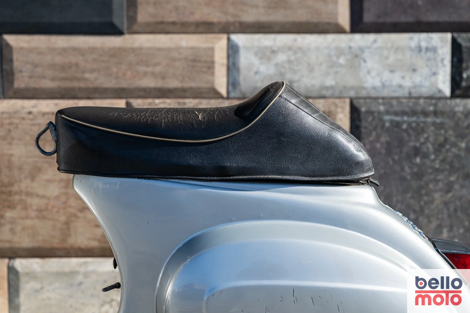 BM472 Vespa 50 Special Grigia_1600px-38.jpg