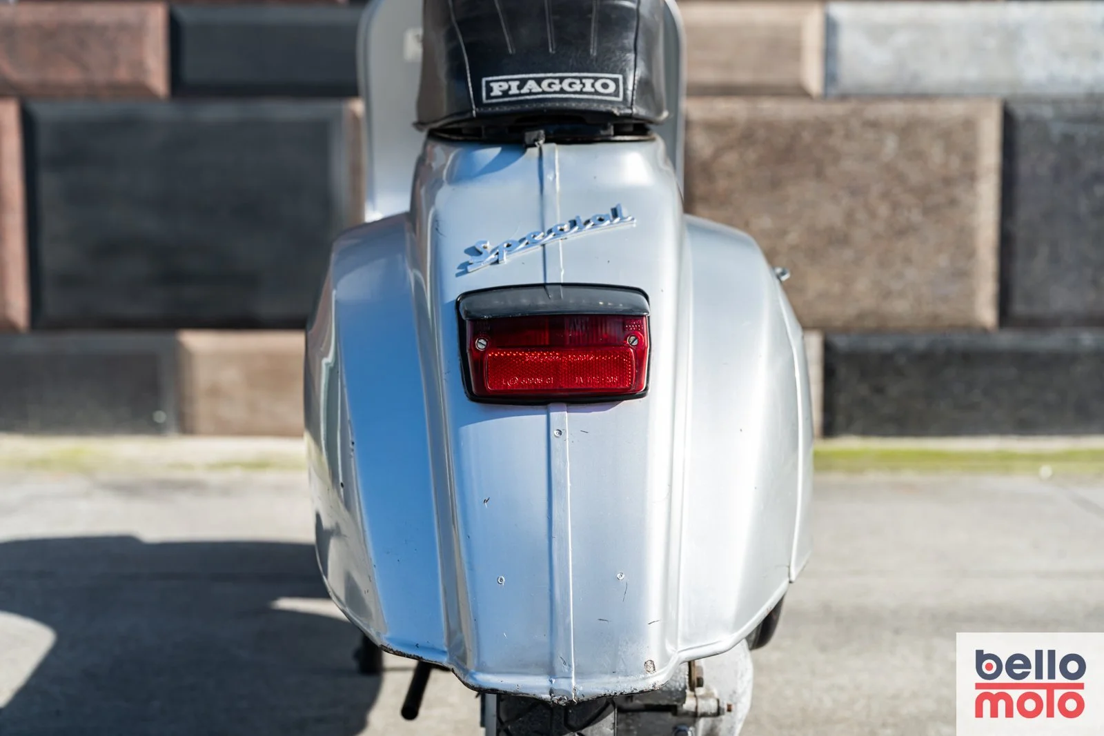 BM472 Vespa 50 Special Grigia_1600px-75.jpg