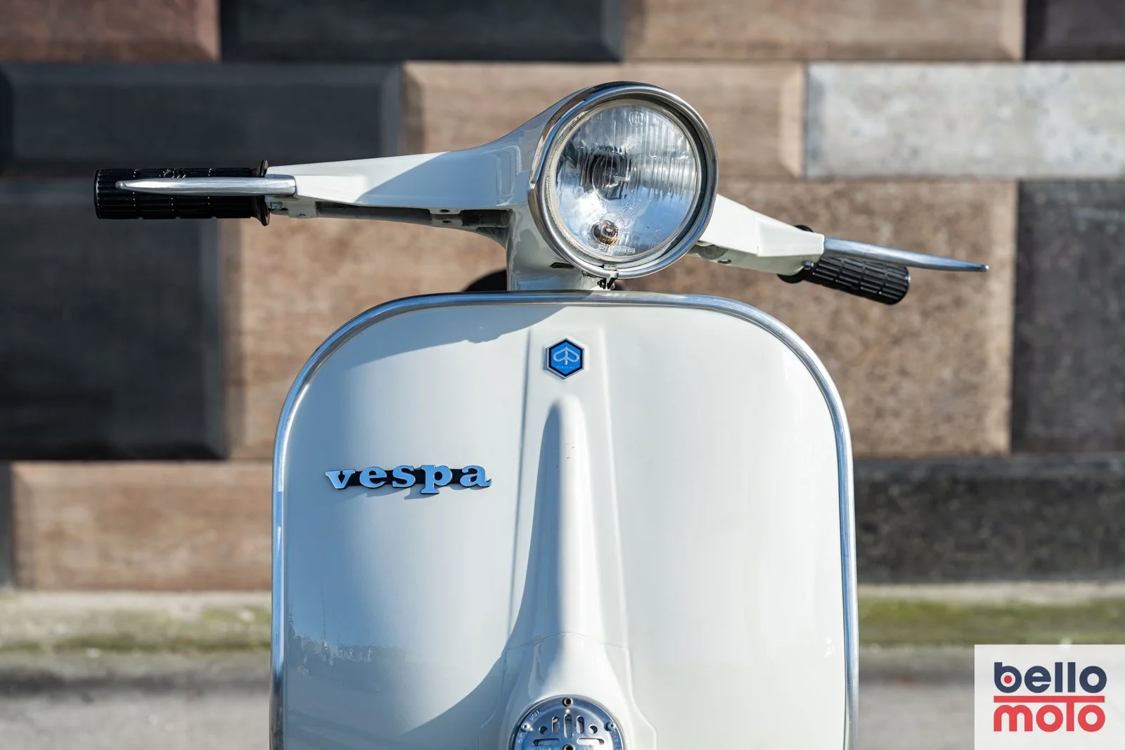 BM463 1979 Vespa Primavera 125 White_1600px-4.jpg