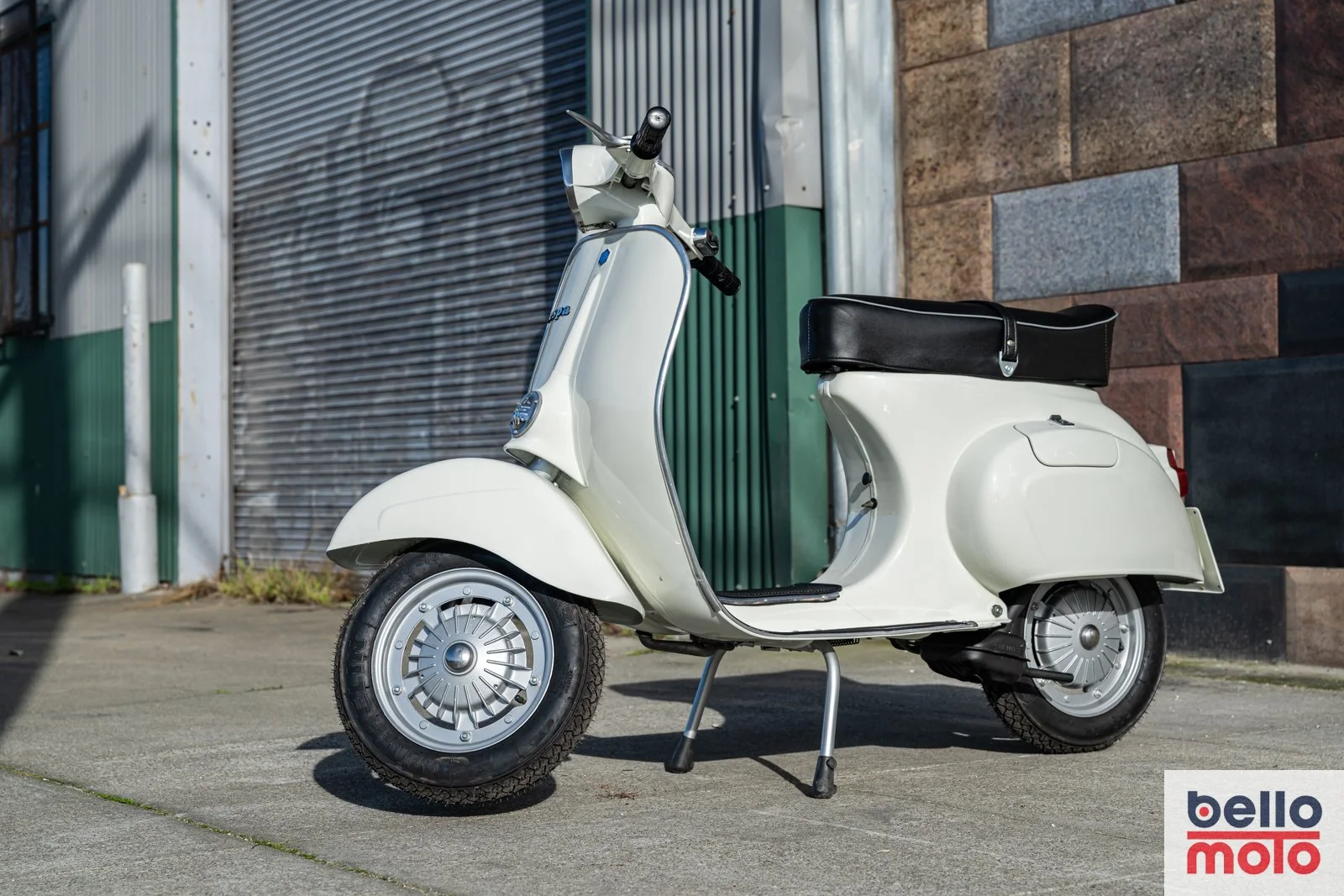 BM463 1979 Vespa Primavera 125 White_1600px-37.jpg
