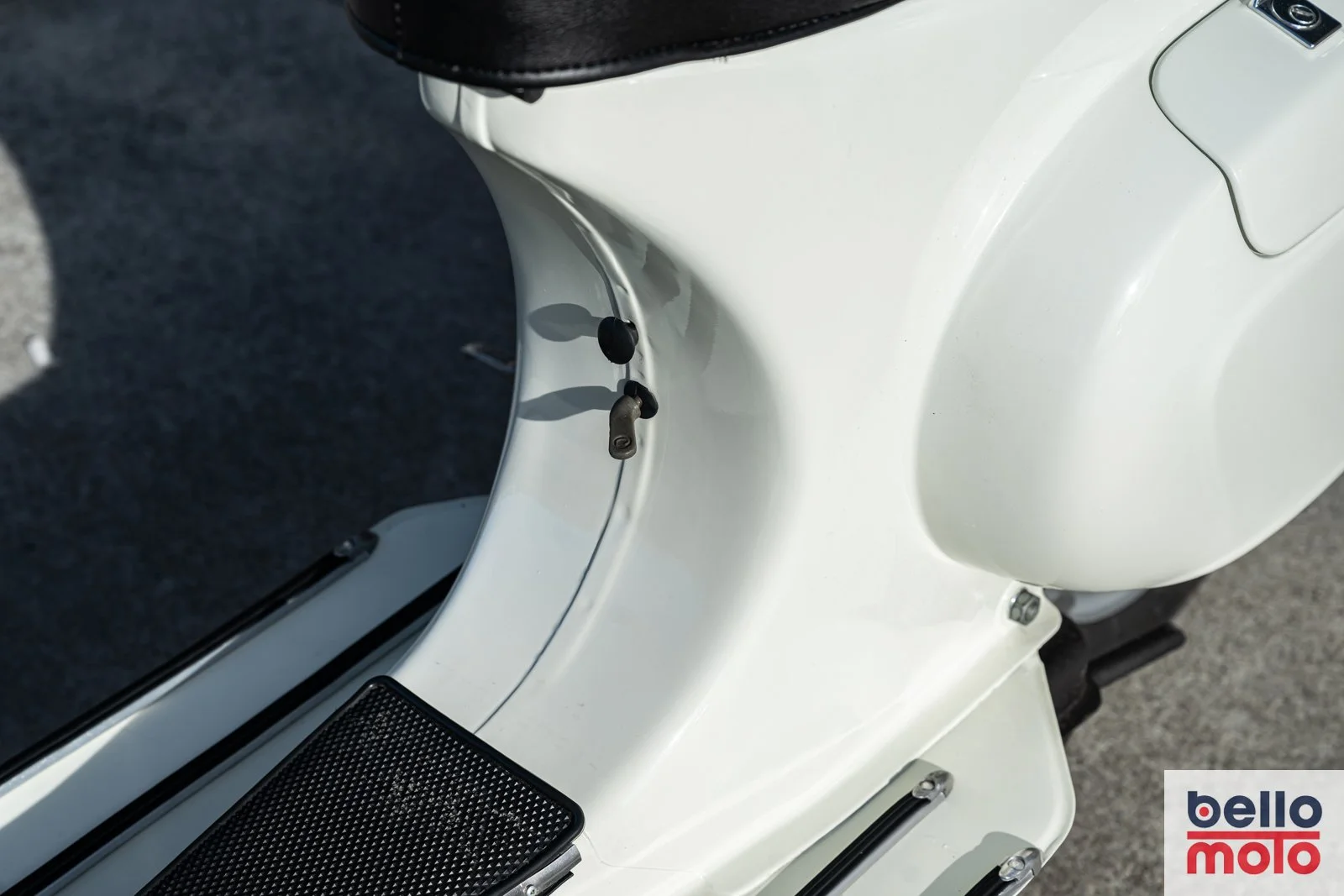 BM463 1979 Vespa Primavera 125 White_1600px-40.jpg