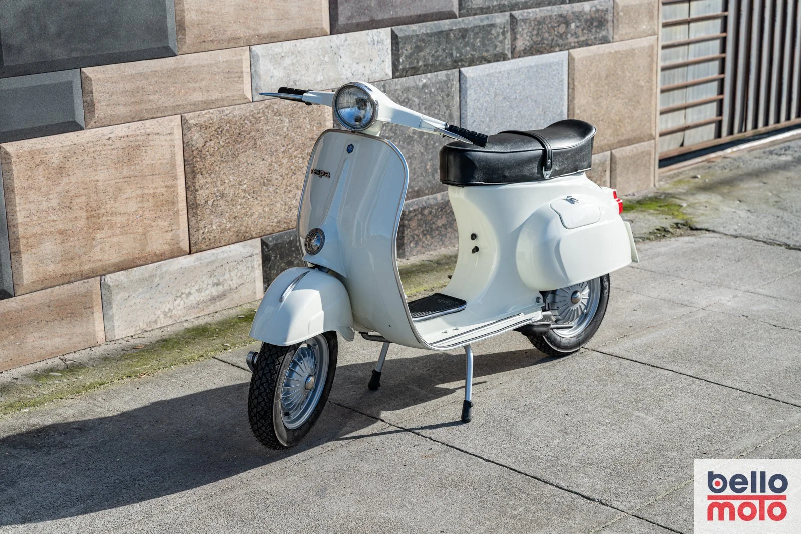 BM463 1979 Vespa Primavera 125 White_1600px-45.jpg