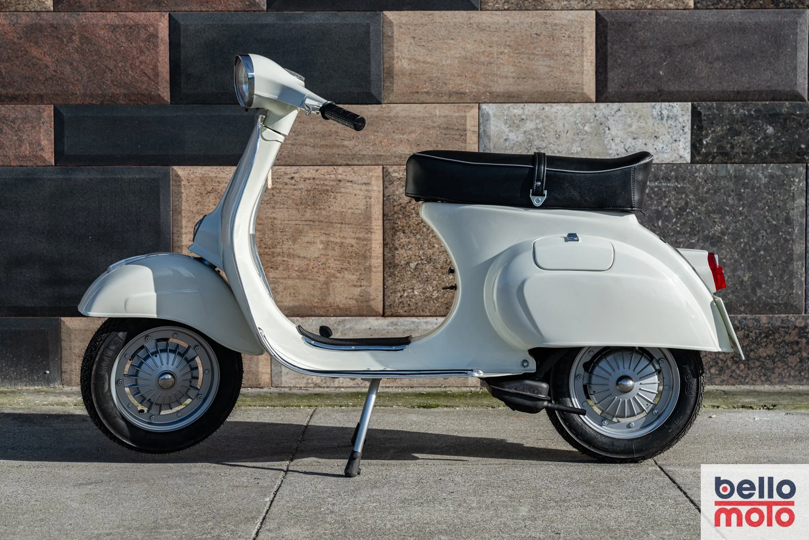 BM463 1979 Vespa Primavera 125 White_1600px-46.jpg