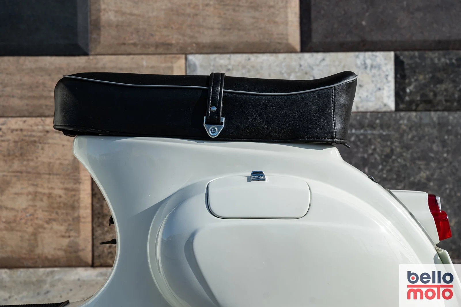 BM463 1979 Vespa Primavera 125 White_1600px-47.jpg