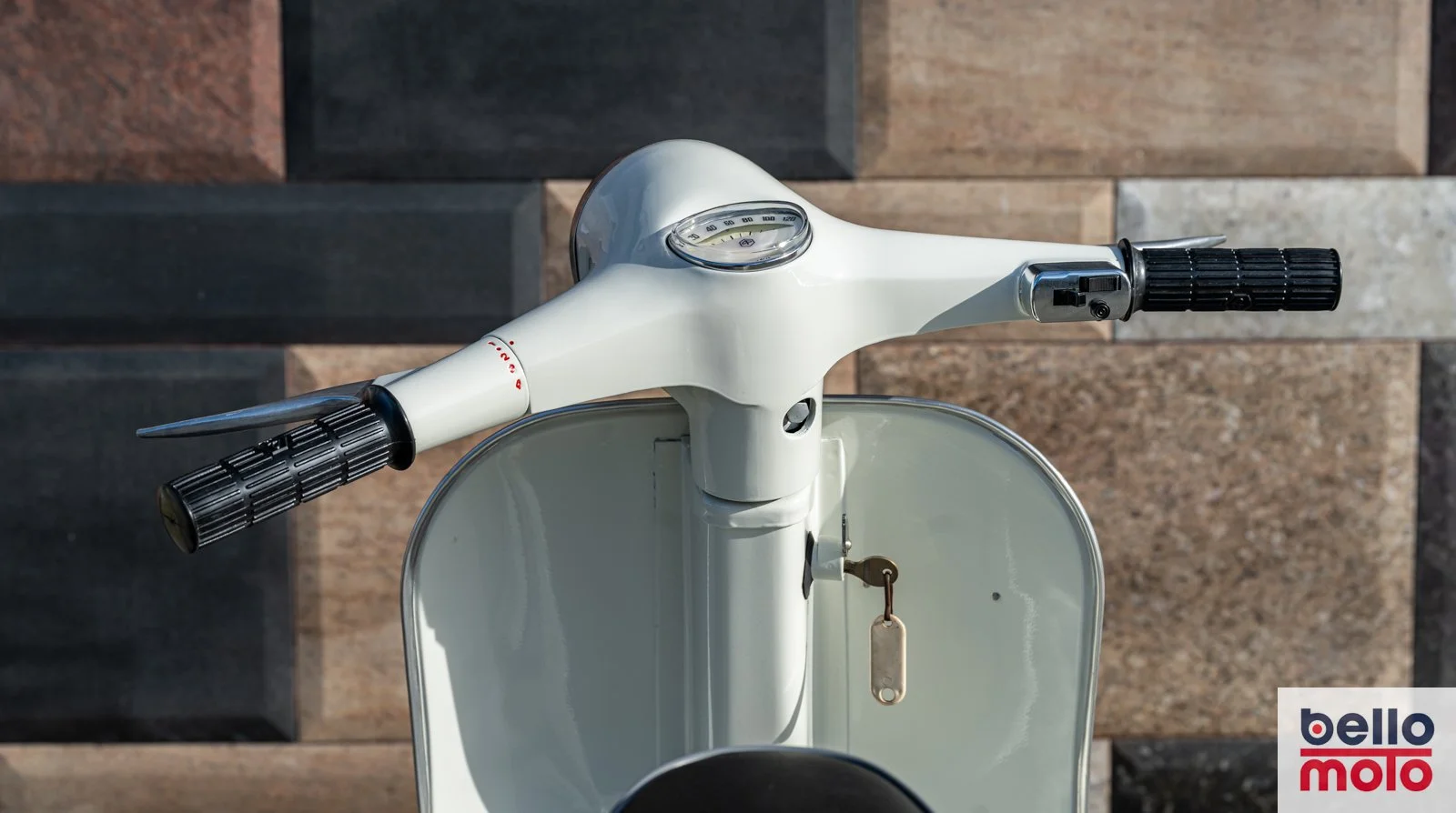 BM463 1979 Vespa Primavera 125 White_1600px-66.jpg