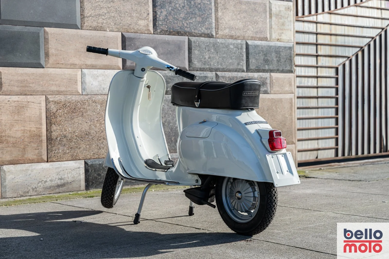 BM463 1979 Vespa Primavera 125 White_1600px-63.jpg