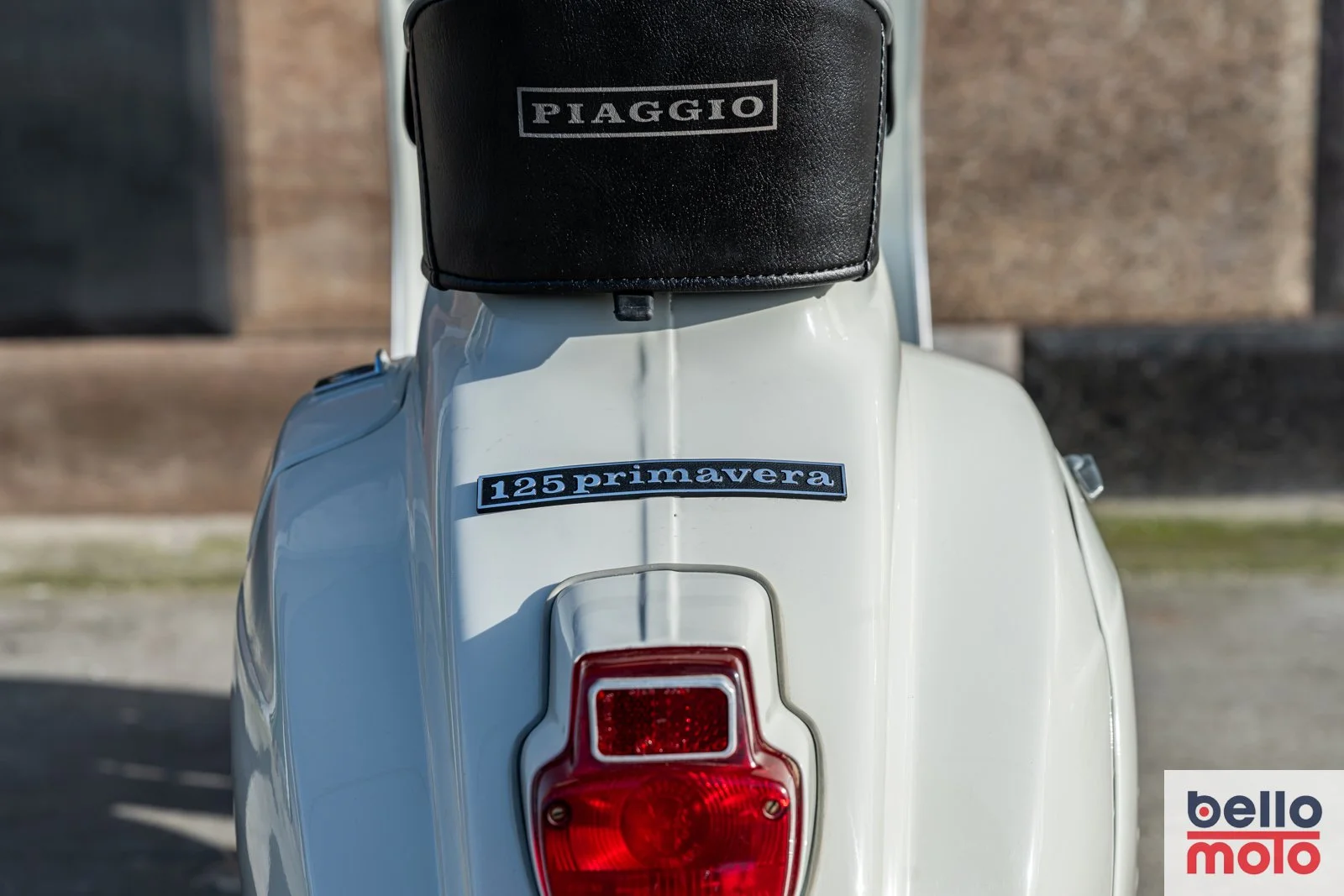 BM463 1979 Vespa Primavera 125 White_1600px-72.jpg