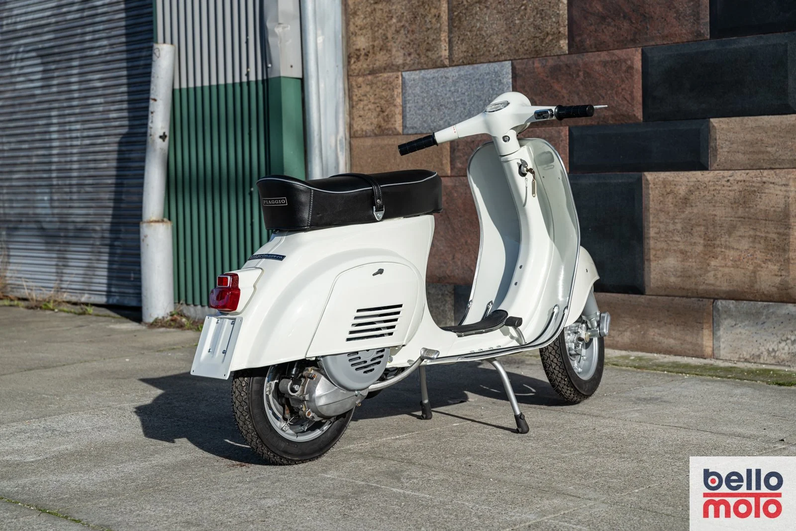 BM463 1979 Vespa Primavera 125 White_1600px-86.jpg