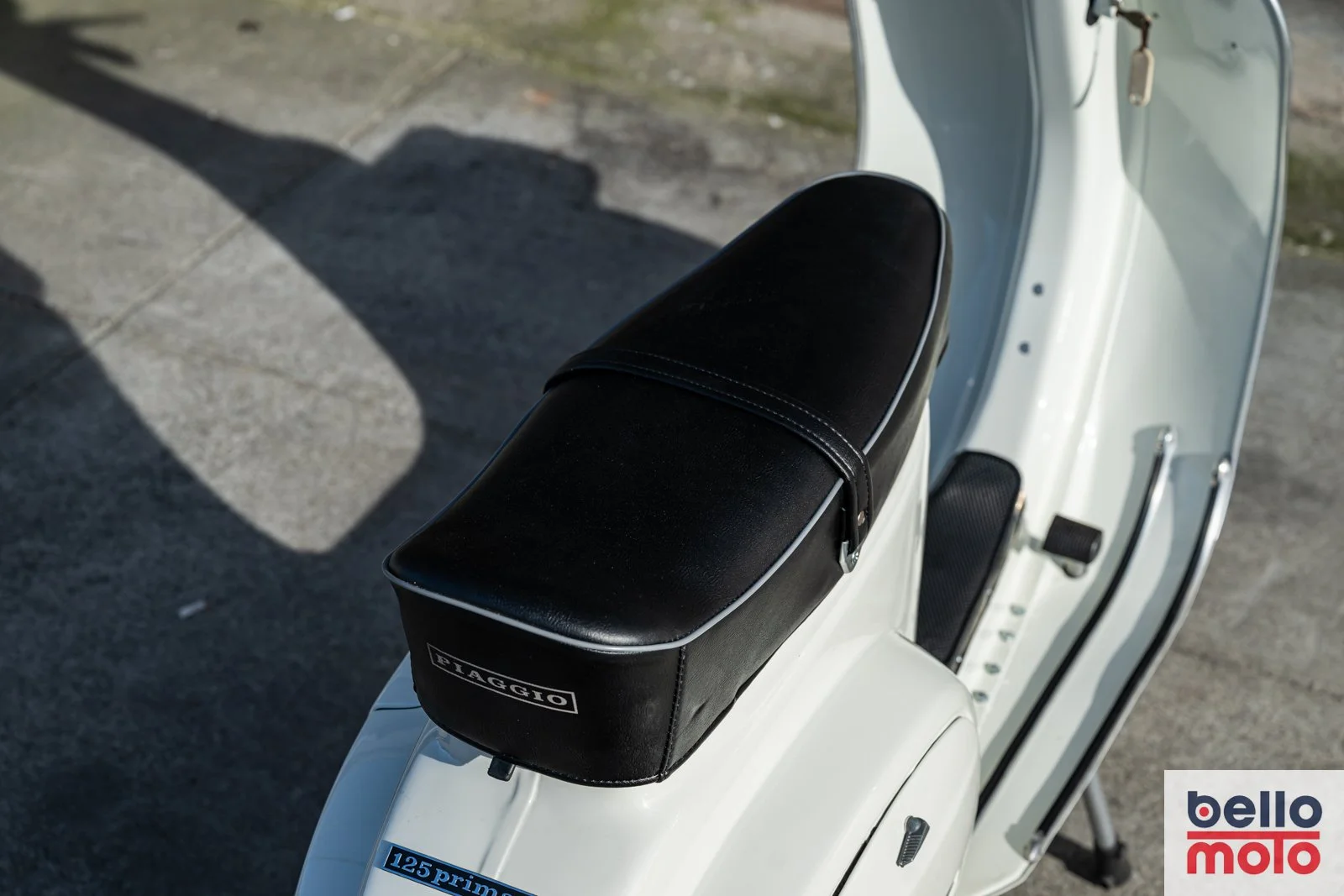 BM463 1979 Vespa Primavera 125 White_1600px-88.jpg