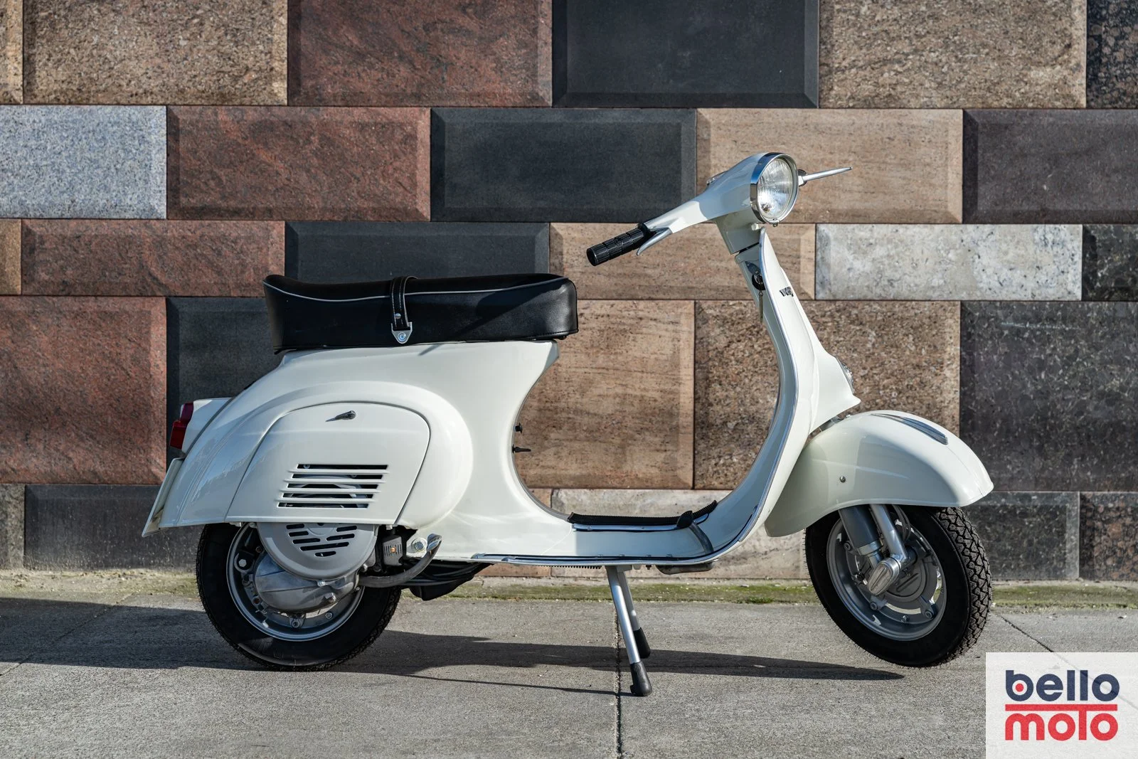 BM463 1979 Vespa Primavera 125 White_1600px-91.jpg