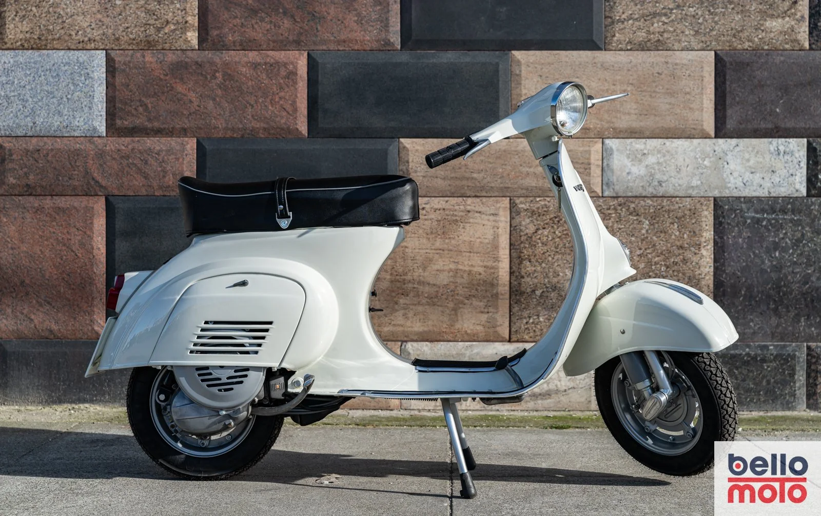 BM463 1979 Vespa Primavera 125 White_1600px-92.jpg
