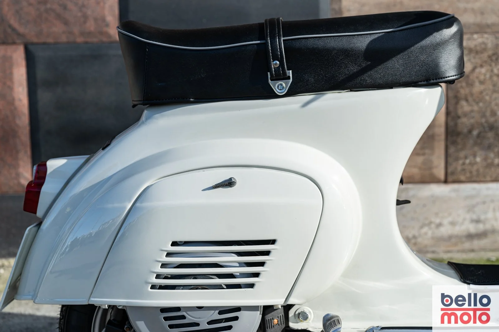 BM463 1979 Vespa Primavera 125 White_1600px-94.jpg