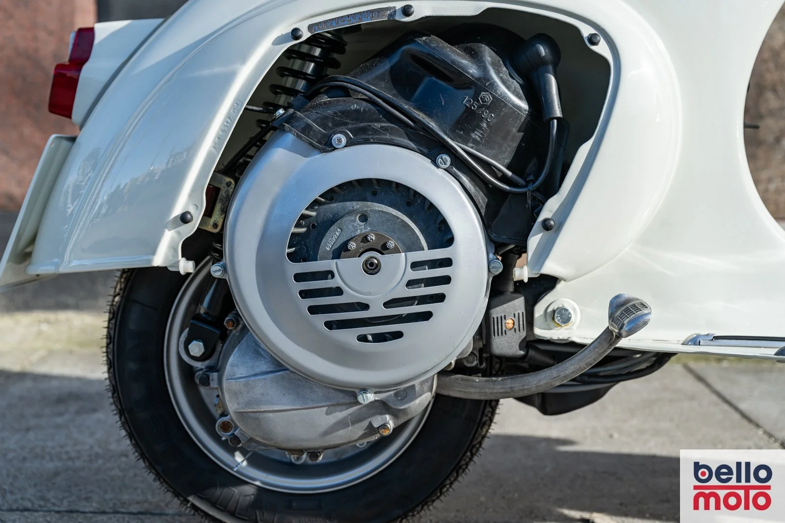 BM463 1979 Vespa Primavera 125 White_1600px-106.jpg
