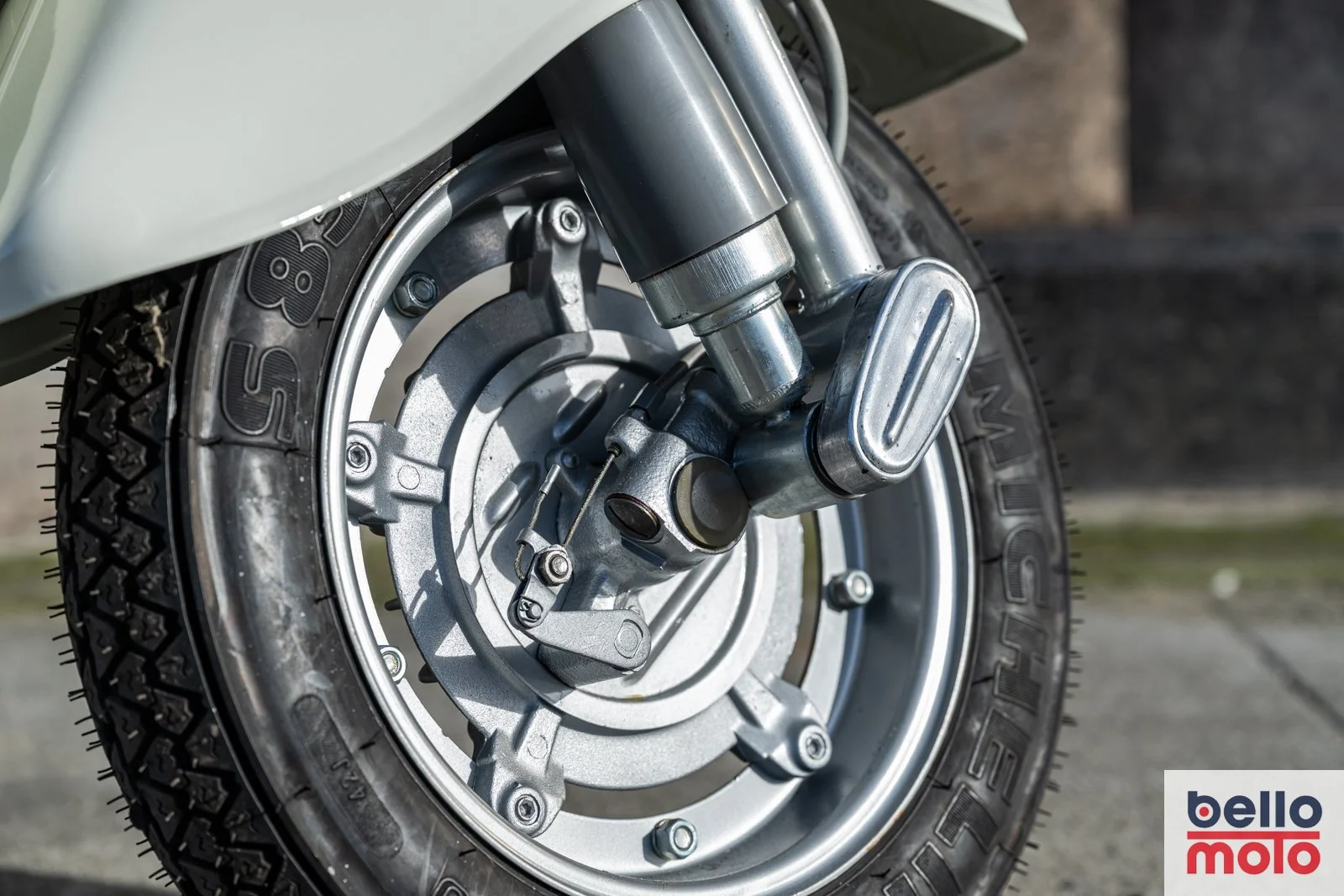 BM463 1979 Vespa Primavera 125 White_1600px-112.jpg