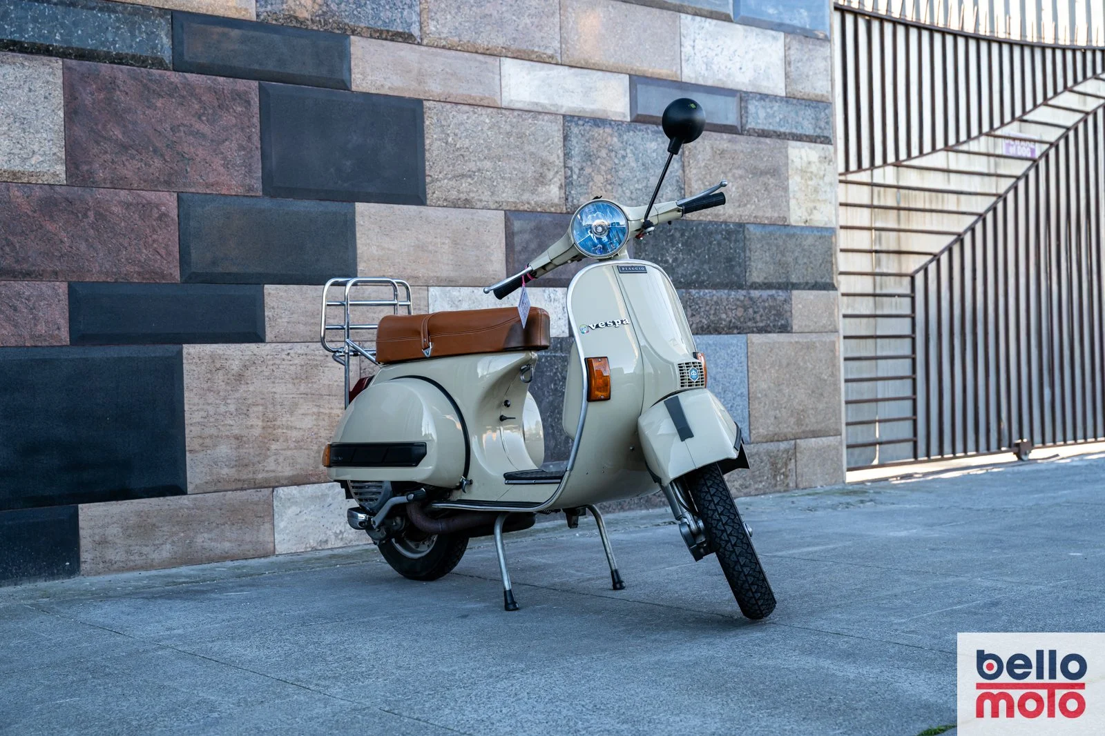 BM479 1981 Vespa P200E Beige - 1600px-2.jpg