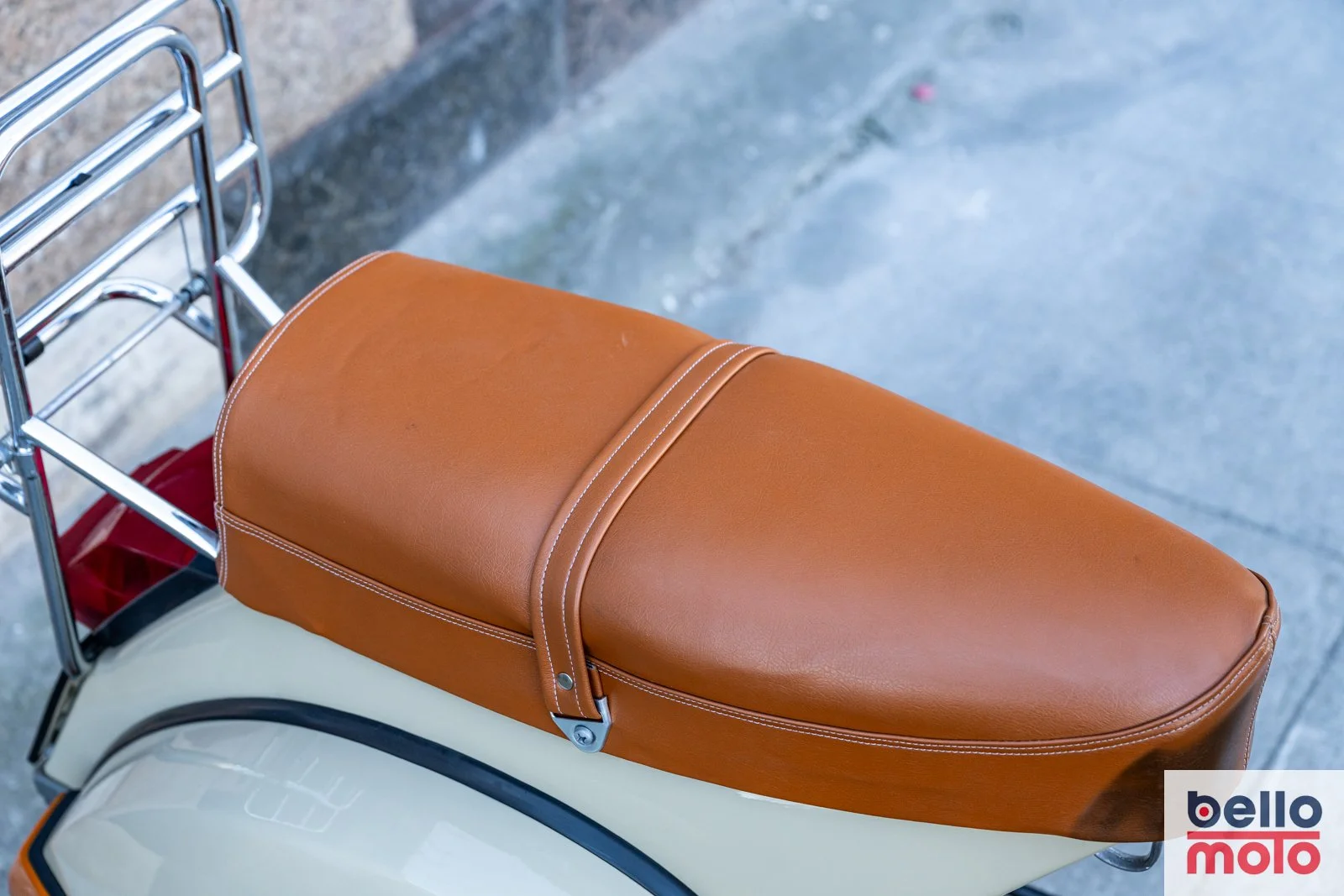 BM479 1981 Vespa P200E Beige - 1600px-18.jpg