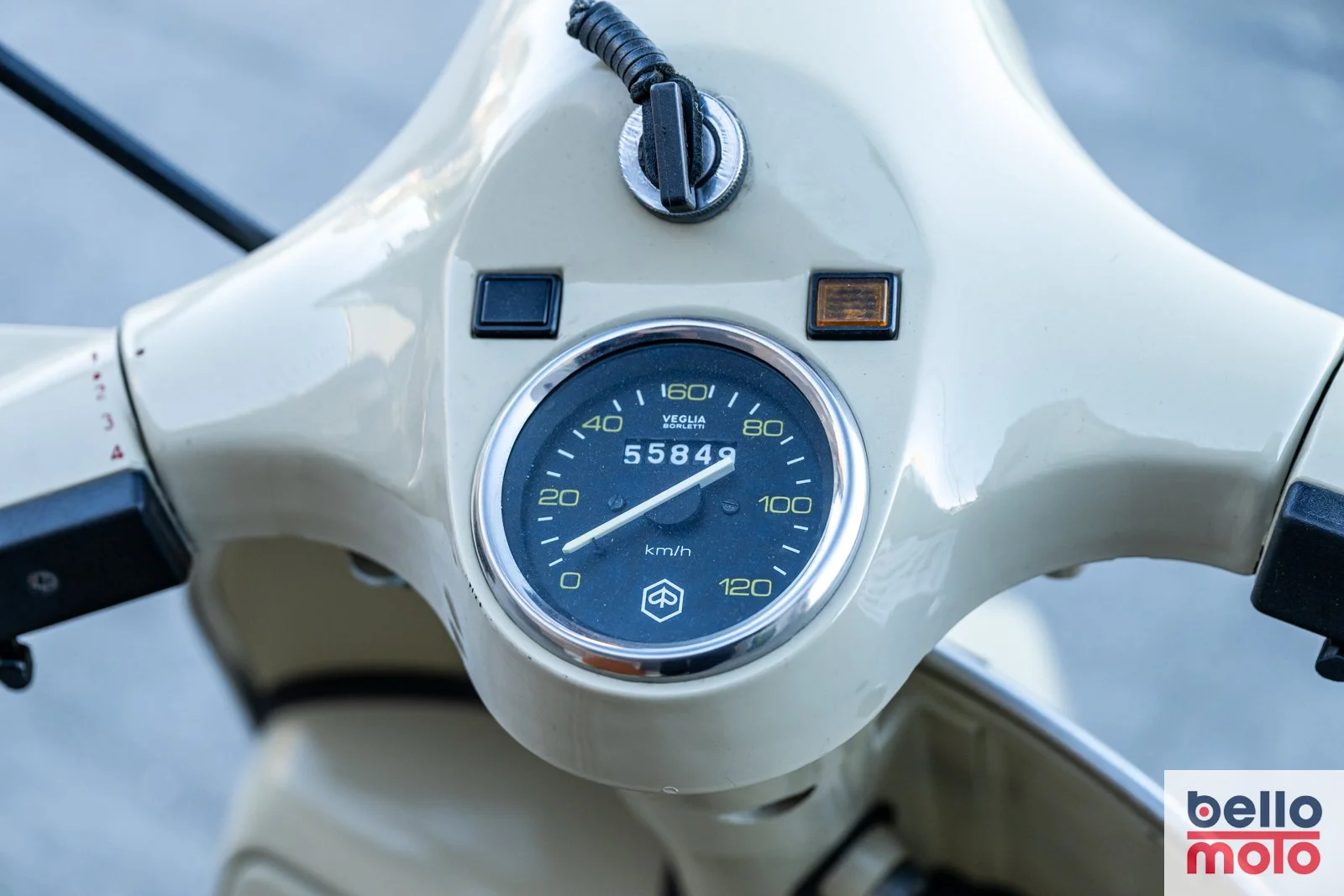 BM479 1981 Vespa P200E Beige - 1600px-22.jpg