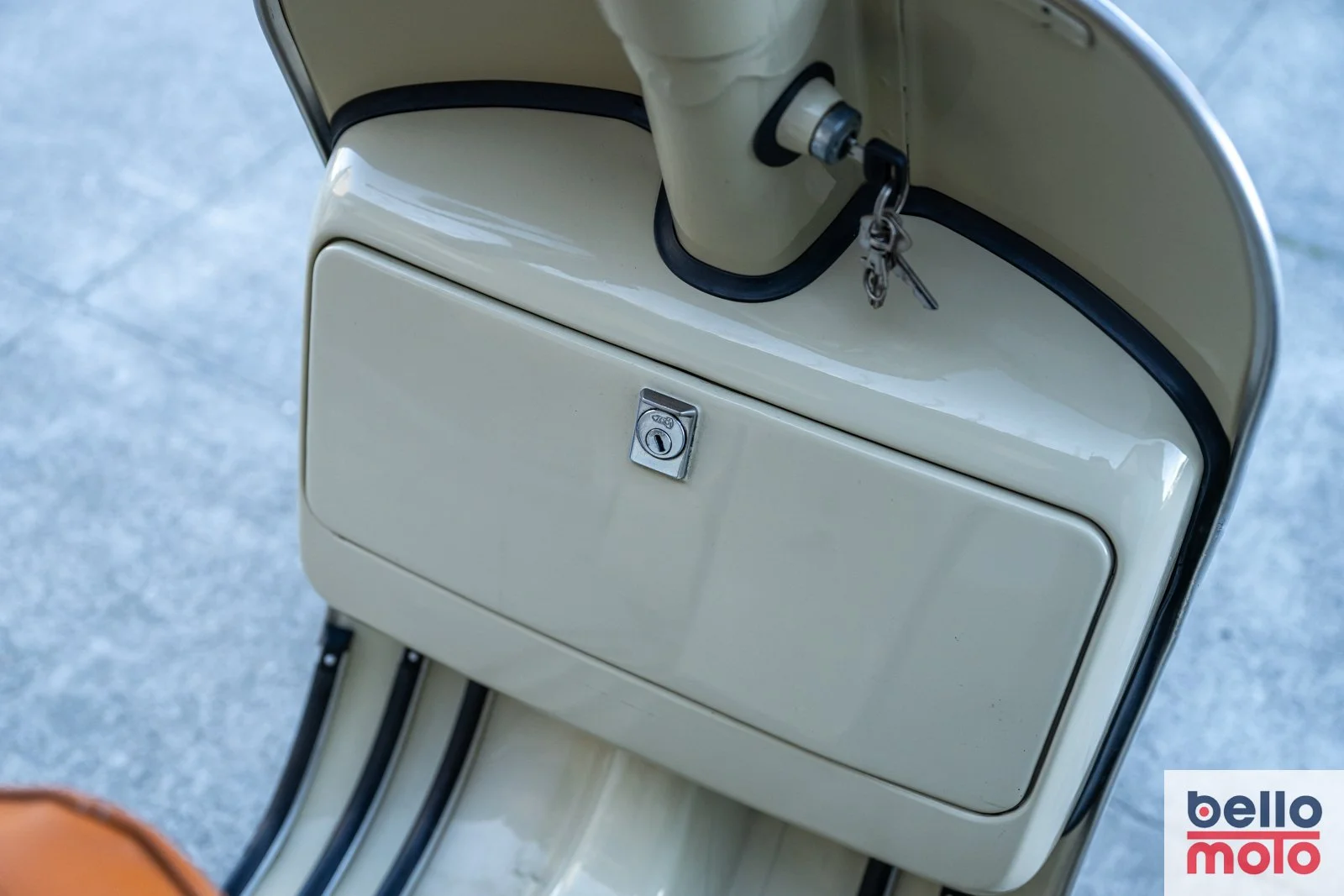 BM479 1981 Vespa P200E Beige - 1600px-29.jpg
