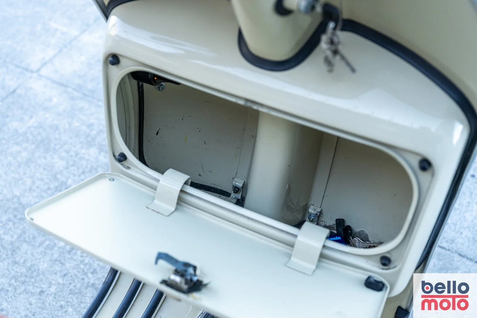BM479 1981 Vespa P200E Beige - 1600px-30.jpg