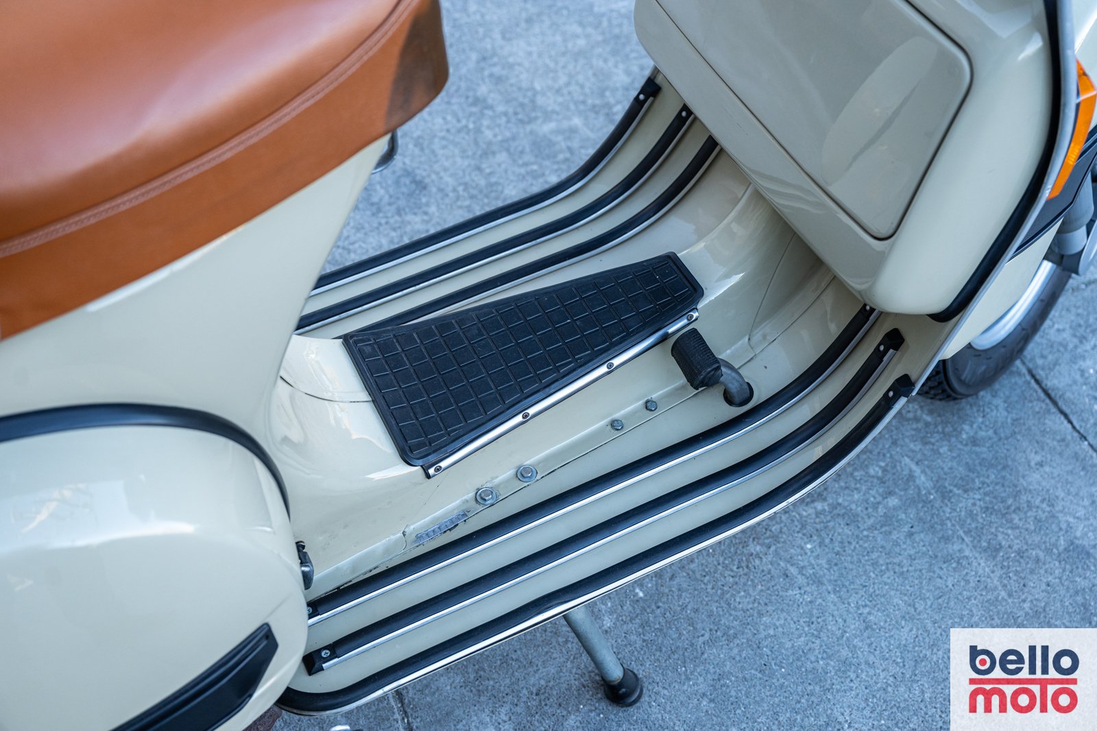 BM479 1981 Vespa P200E Beige - 1600px-32.jpg