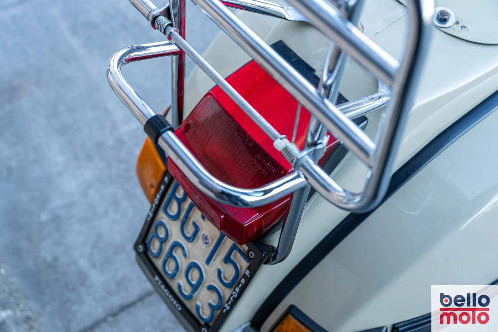 BM479 1981 Vespa P200E Beige - 1600px-42.jpg