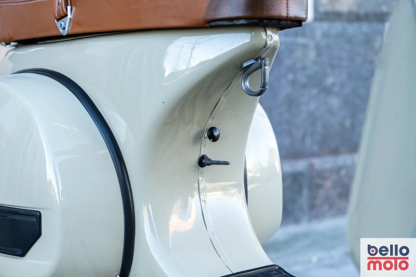 BM479 1981 Vespa P200E Beige - 1600px-48.jpg