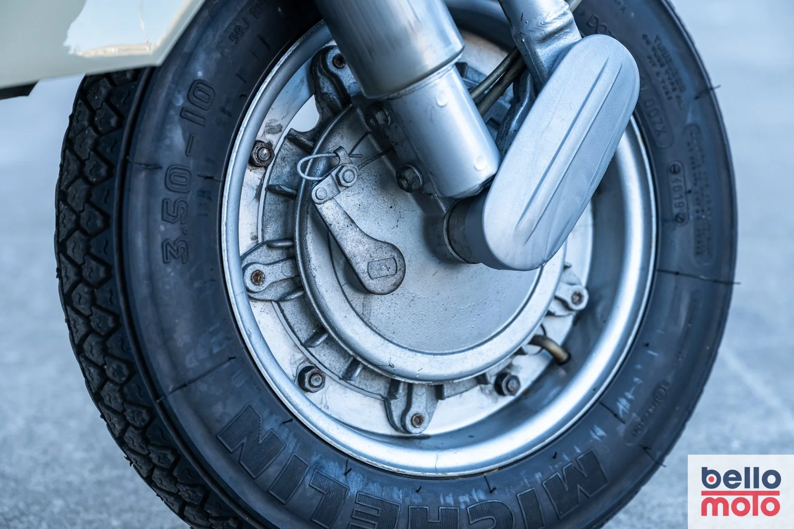 BM479 1981 Vespa P200E Beige - 1600px-52.jpg