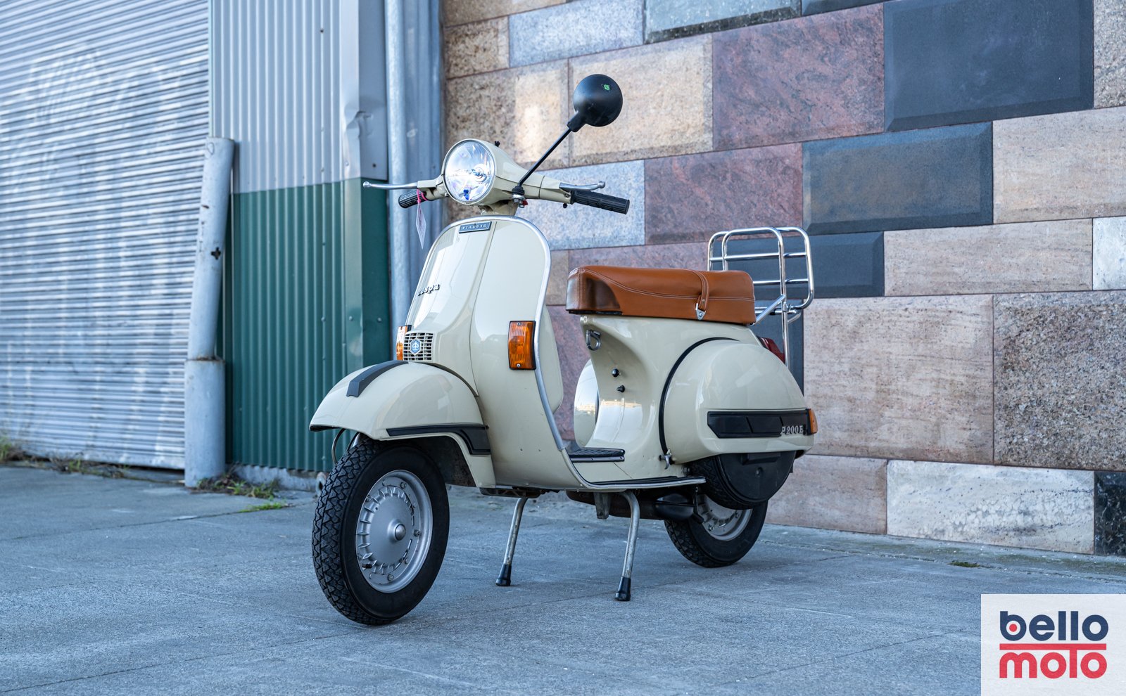 BM479 1981 Vespa P200E Beige - 1600px-58.jpg